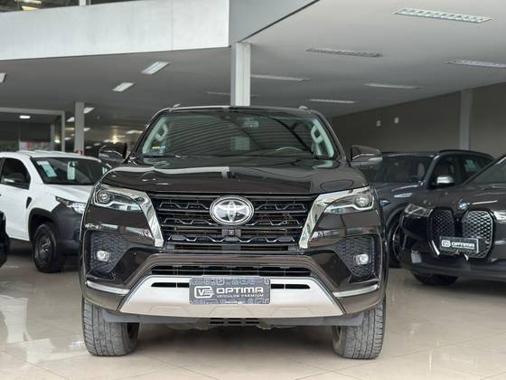 TOYOTA HILUX SW4 2.8 D-4D TURBO DIESEL GR-S 7L 4X4 AUTOMÁTICO